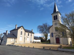Une église, une mairie, un bistrot = un village français