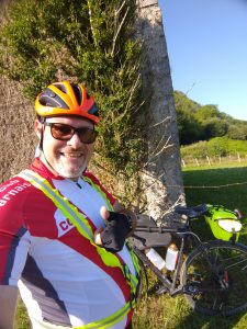 Un cycliste heureux au Cot de Tisnes