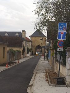 Jolie porte de ville à Gan