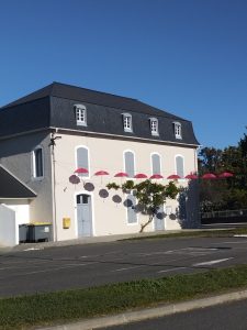 Mairie de Lée pavoisée pour Octobre Rose
