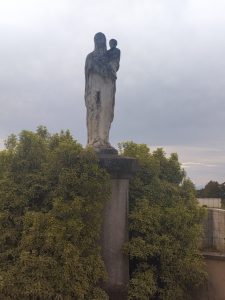 La Vierge Marie veille sur nous