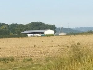Un voilier perdu au milieu des champs